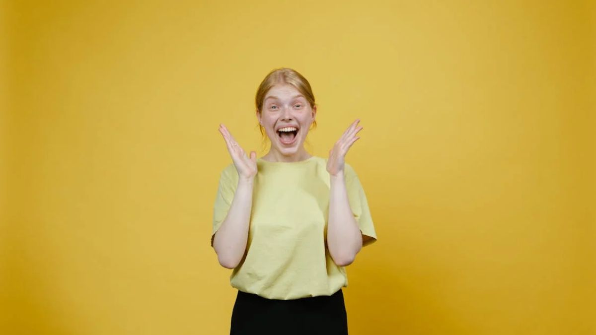 Mujer feliz de amarillo