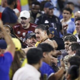 Video: Jugadores uruguayos saltaron a las gradas y habrían agredido a hinchas colombianos
