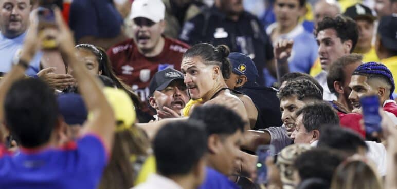 Video: Jugadores uruguayos saltaron a las gradas y habrían agredido a hinchas colombianos