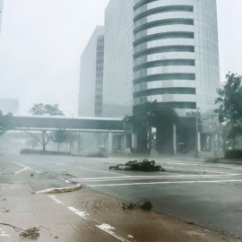 El paso de la tormenta tropical Beryl deja 4 muertos en Texas y causa un apagón masivo