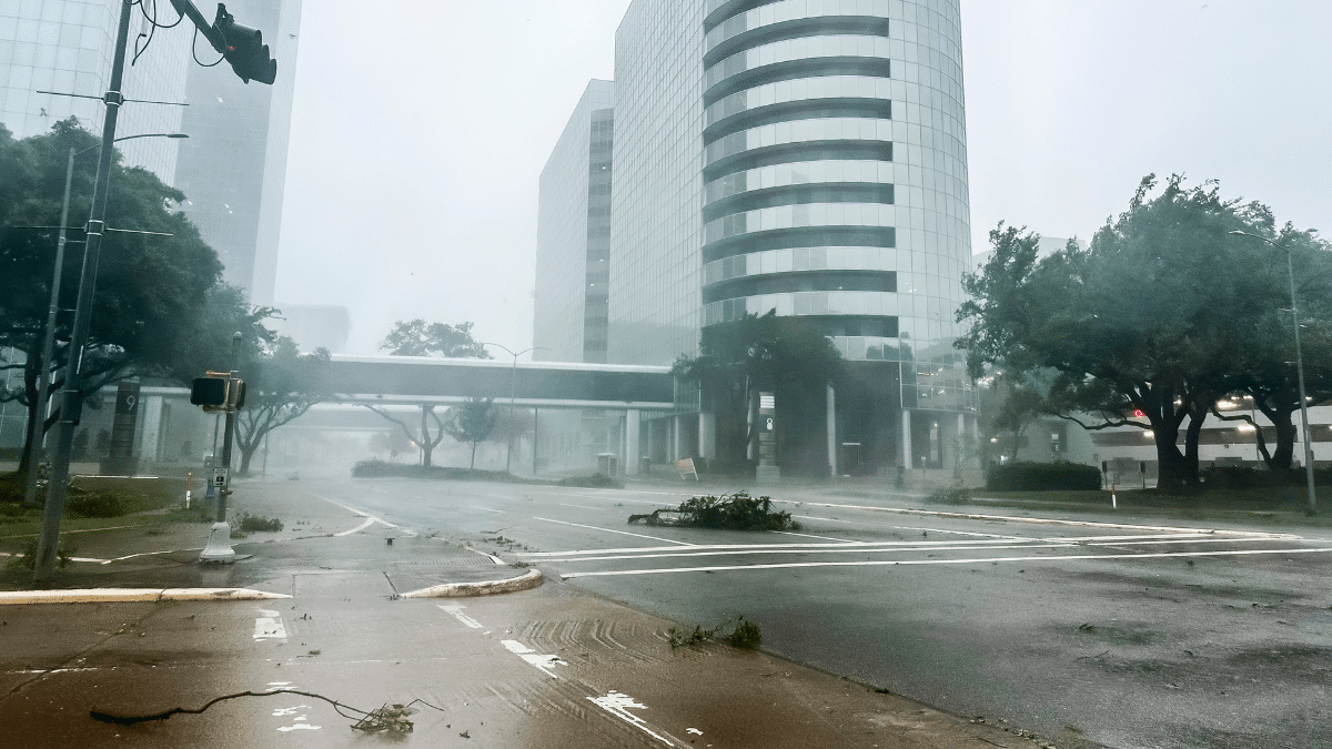 Viento y lluvia del huracán Beryl en Houston
