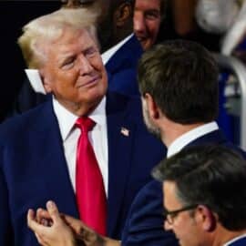 Donald Trump reaparece con la oreja vendada en convención republicana tras atentado en su contra