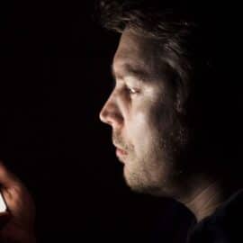 ¿Es malo usar el celular a oscuras? Esto dicen los expertos