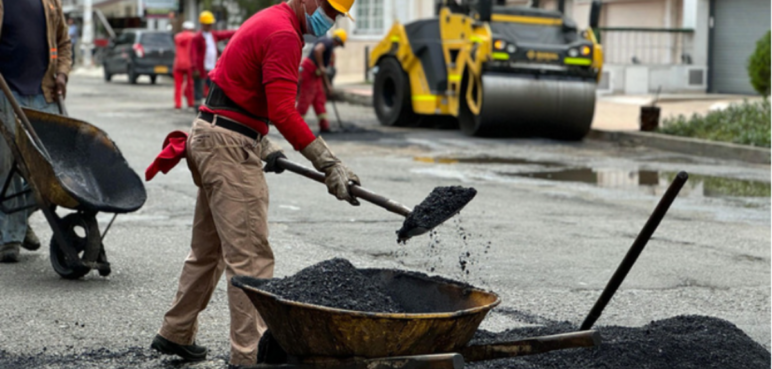 Anuncian millonaria inversión para mejorar las vías de 25 barrios de Cali