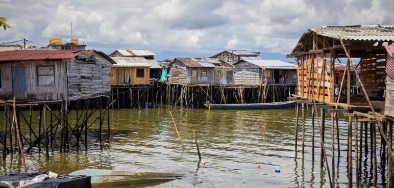 Más de 60 familias llegan a Buenaventura tras ser desplazadas por combates en el Naya