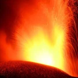 El mayor volcán activo de Europa se intensifica con la emisión de lava