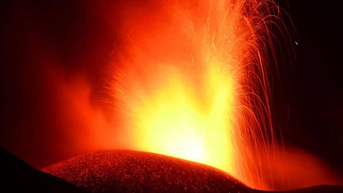 El mayor volcán activo de Europa se intensifica con la emisión de lava