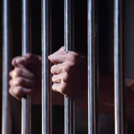 Ordenan traslado de reclusos en estaciones de policía de Cali: Hacinamiento supera el 700%