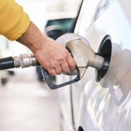 Mezclar gasolina extra y corriente: Una práctica que podría salir cara