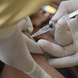 Cómo las vacunas ayudan a las familias a ahorrar en gastos médicos