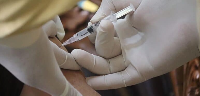 Cómo las vacunas ayudan a las familias a ahorrar en gastos médicos