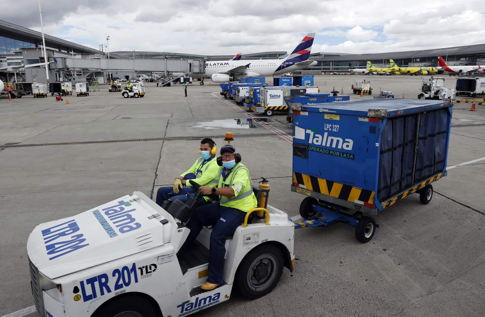 Petro descarta escasez de combustible para aviones y dice que existe "actividad irregular"