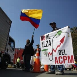 Camioneros protestan en Colombia contra anuncio de alza de precio del diesel