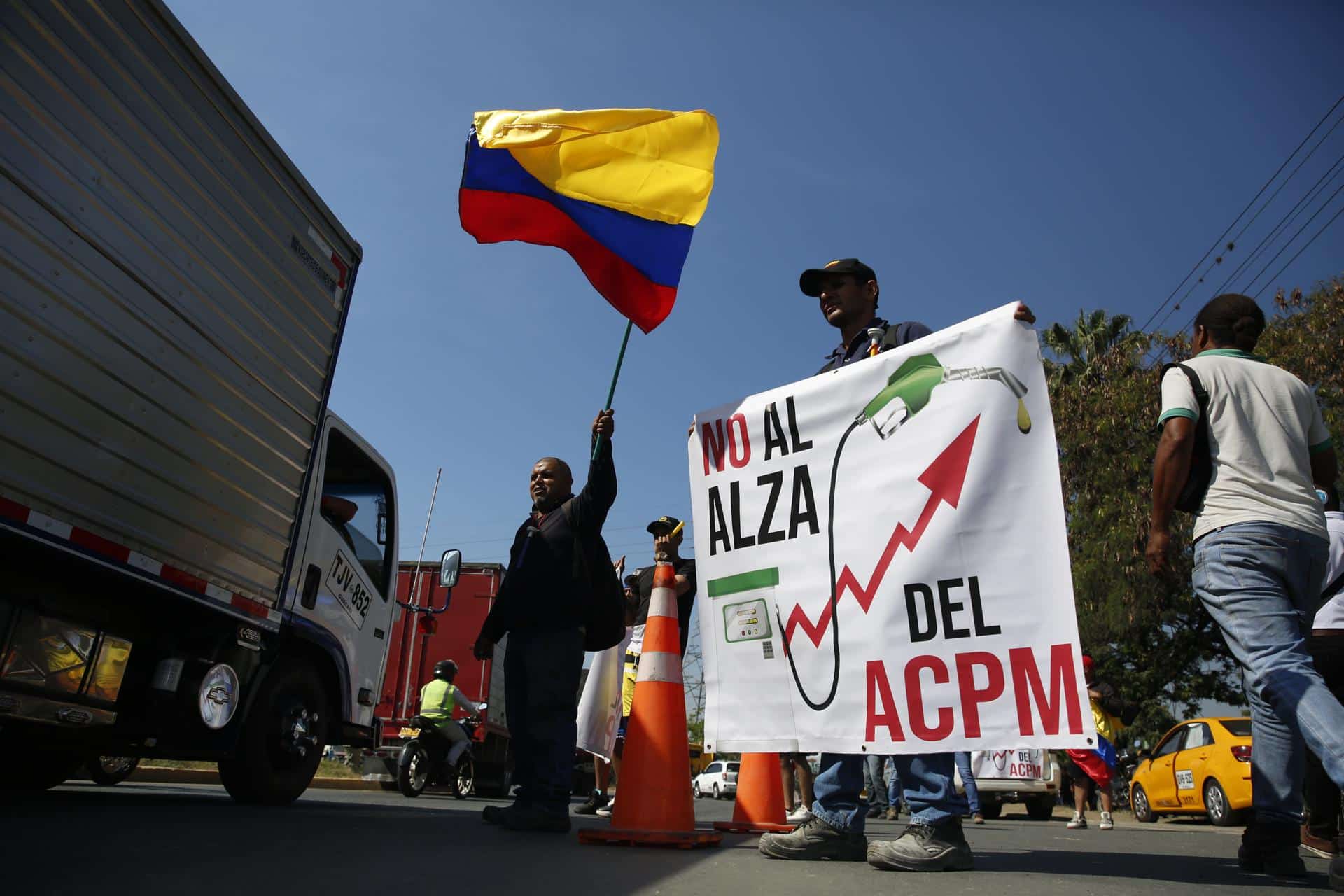 Camioneros protestan en Colombia contra anuncio de alza de precio del diesel