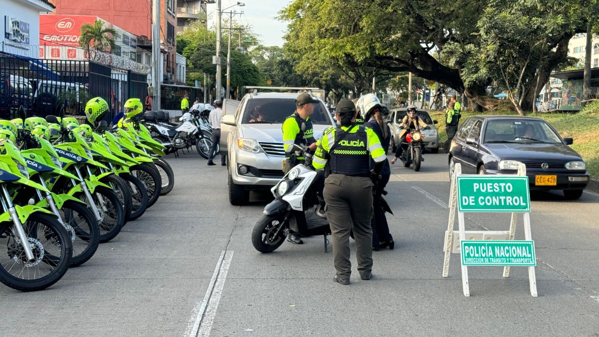 Agentes y policías de tránsito realizan en conjunto el primer operativo de control en Cali