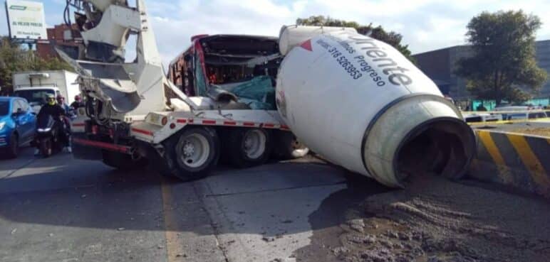 Aparatoso accidente de tránsito en Bogotá entre vehículo mezclador y Transmilenio  