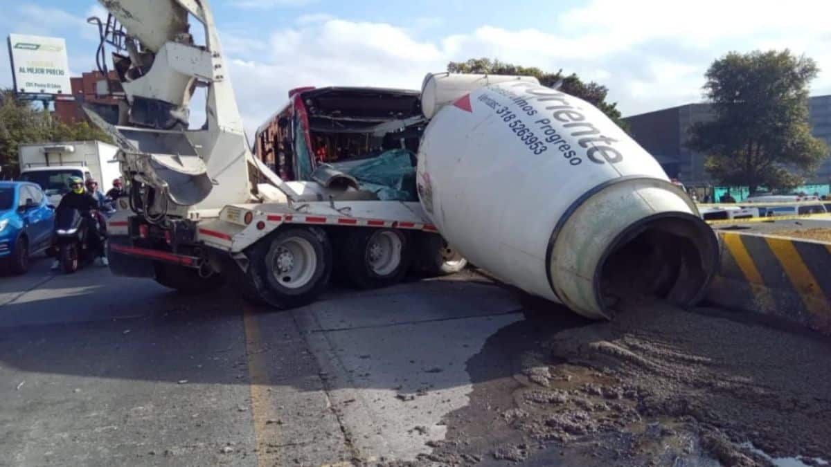 Aparatoso accidente de tránsito en Bogotá entre vehículo mezclador y Transmilenio  