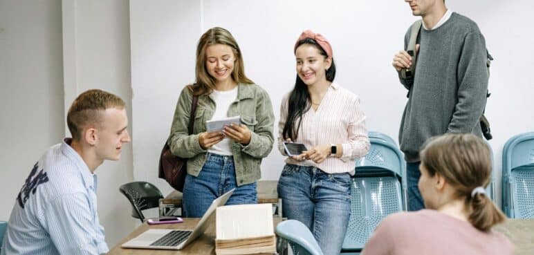 ¿Cómo participar por una de las 1,000 becas que entregará Yeison Jiménez a jóvenes?