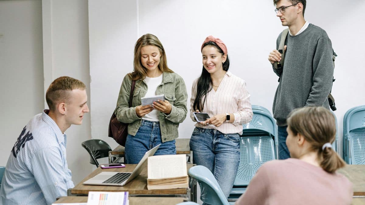 ¿Cómo participar por una de las 1,000 becas que entregará Yeison Jiménez a jóvenes?