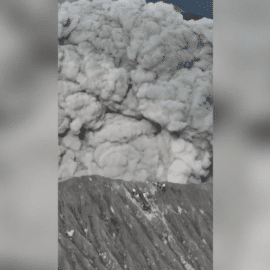 Video: Escaladores logran escapar tras repentina erupción de un volcán en Indonesia