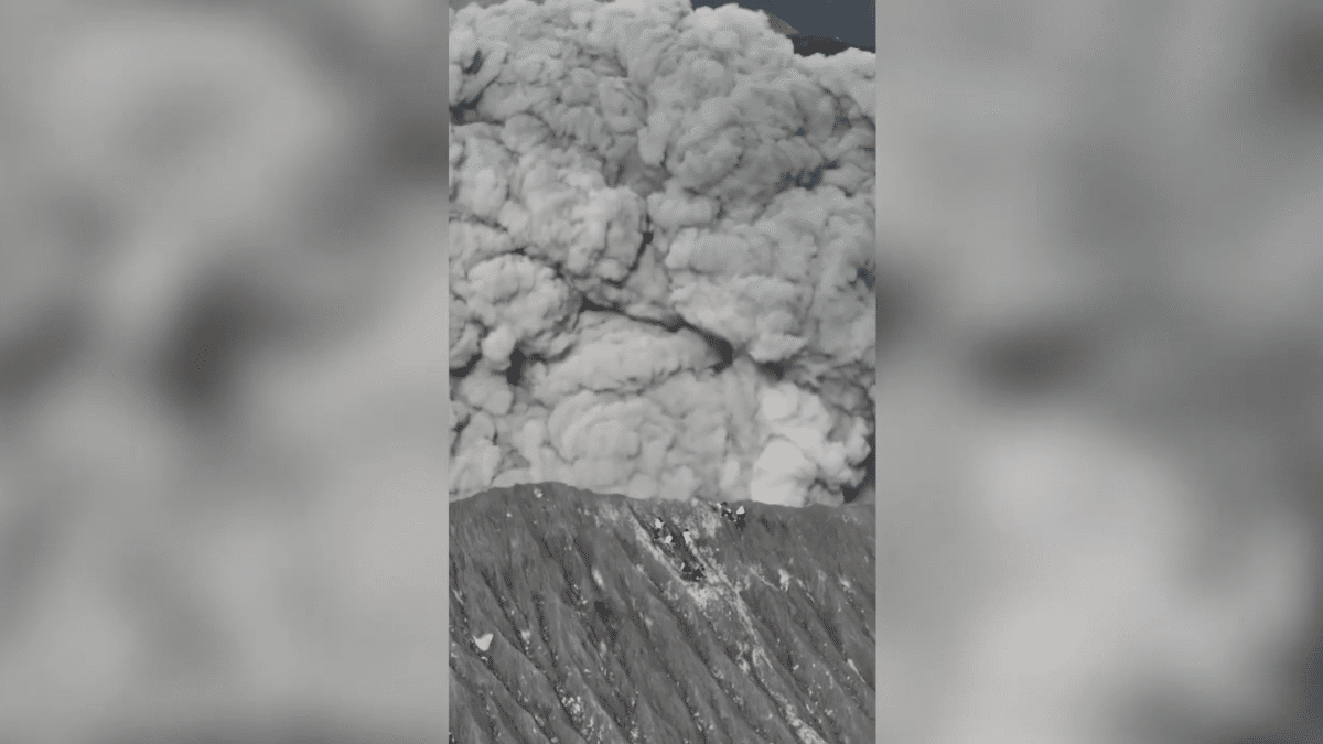 Video: Escaladores logran escapar tras repentina erupción de un volcán en Indonesia