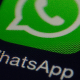 ¿Al usar WhatsApp su celular se descarga más rápido? Así puede evitarlo