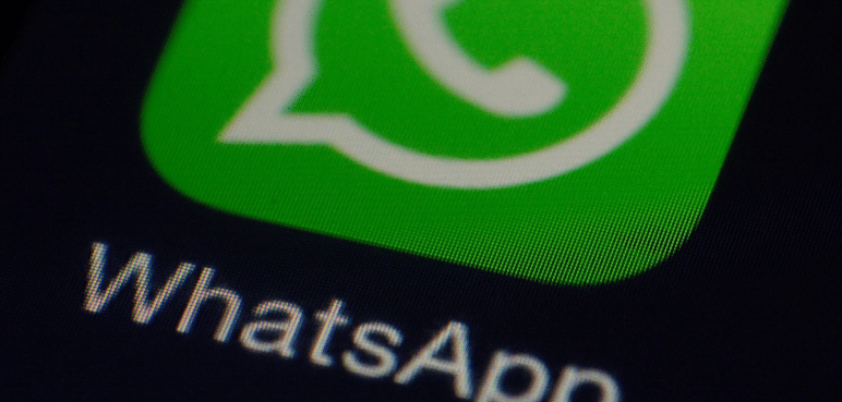 ¿Al usar WhatsApp su celular se descarga más rápido? Así puede evitarlo