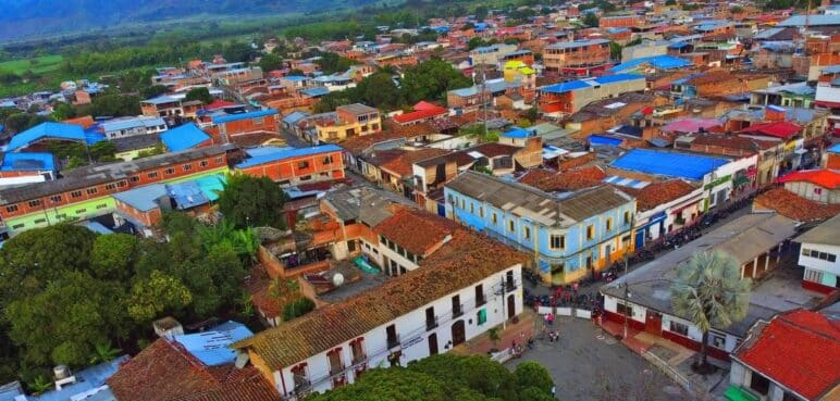 No paran los hostigamientos en el Cauca, niños de un colegio tuvieron que refugiarse tras ataques