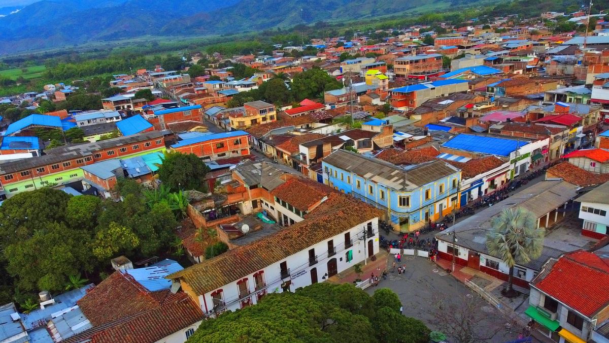 No paran los hostigamientos en el Cauca, niños de un colegio tuvieron que refugiarse tras ataques