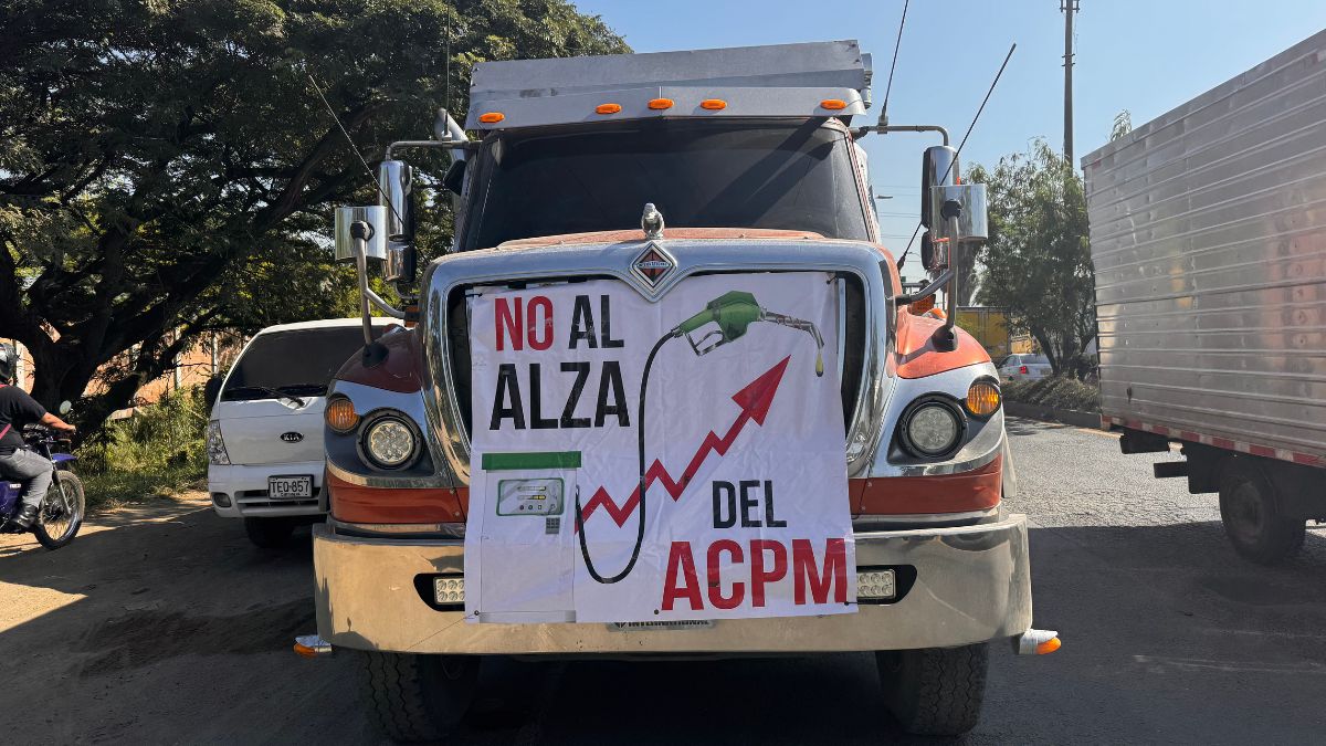 Camioneros protestan en Colombia contra anuncio de alza de precio del diesel