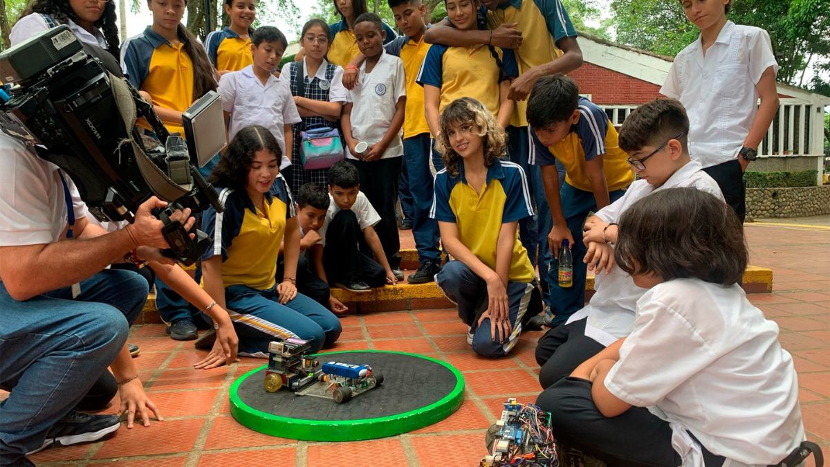 Colegio de Cali gana el Mecamáster 2024 tras construir un robot con material de reciclaje
