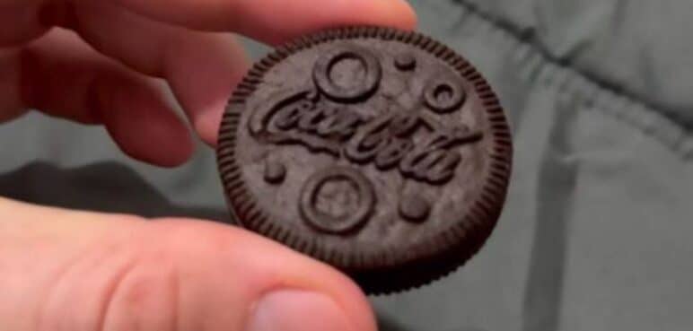 Coca-Cola lanza nuevo sabor inspirado en galletas oreo, ¿Te atreverías a probarla?