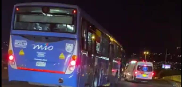 Bus del MÍO terminó dentro del Batallón Pichincha tras protagonizar persecución en el sur de Cali