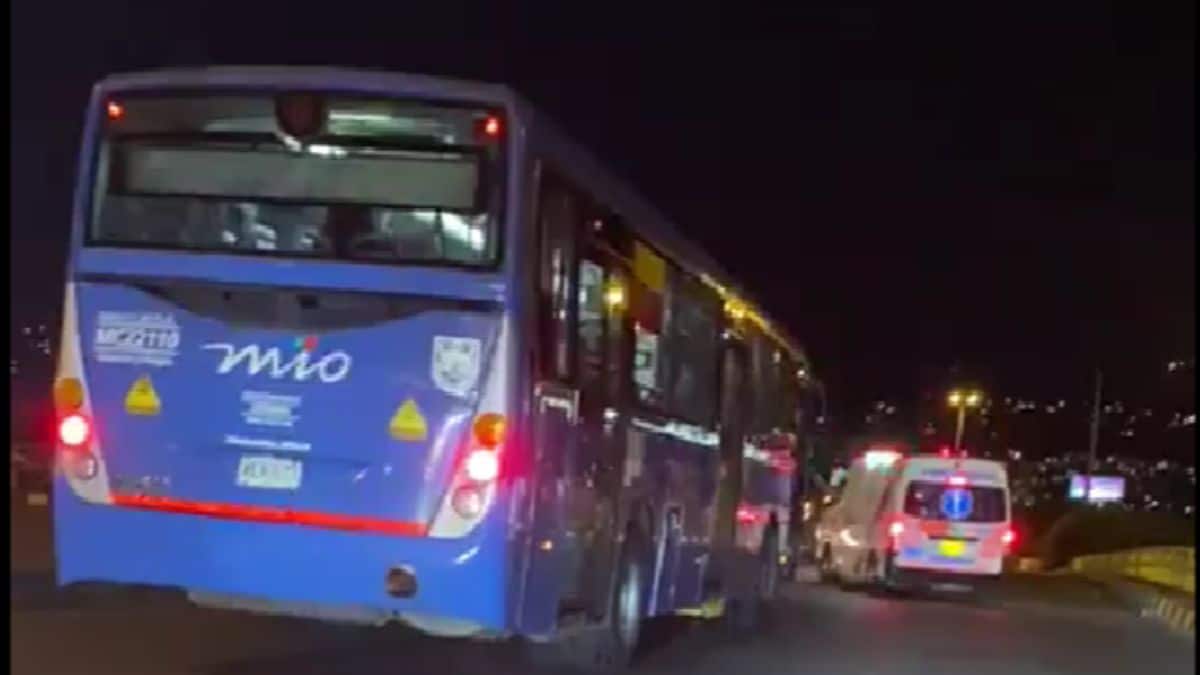 Bus del MÍO terminó dentro del Batallón Pichincha tras protagonizar persecución en el sur de Cali