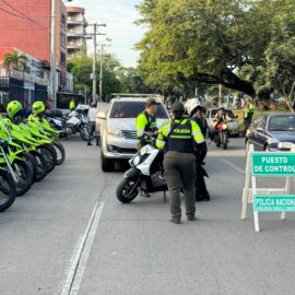 Agentes y policías de tránsito realizan en conjunto el primer operativo de control en Cali