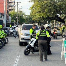 Agentes y policías de tránsito realizan en conjunto el primer operativo de control en Cali