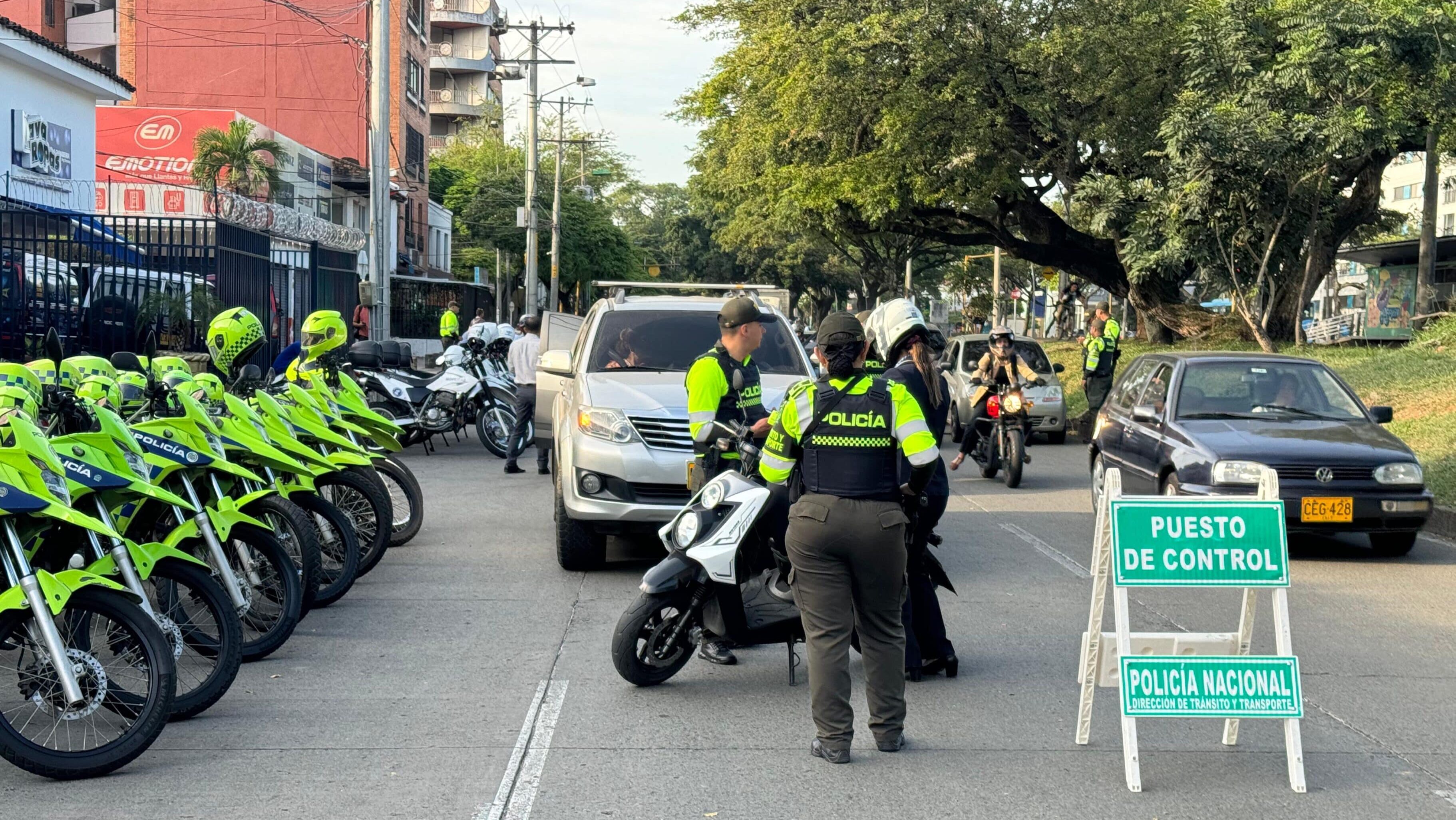 Agentes y policías de tránsito realizan en conjunto el primer operativo de control en Cali