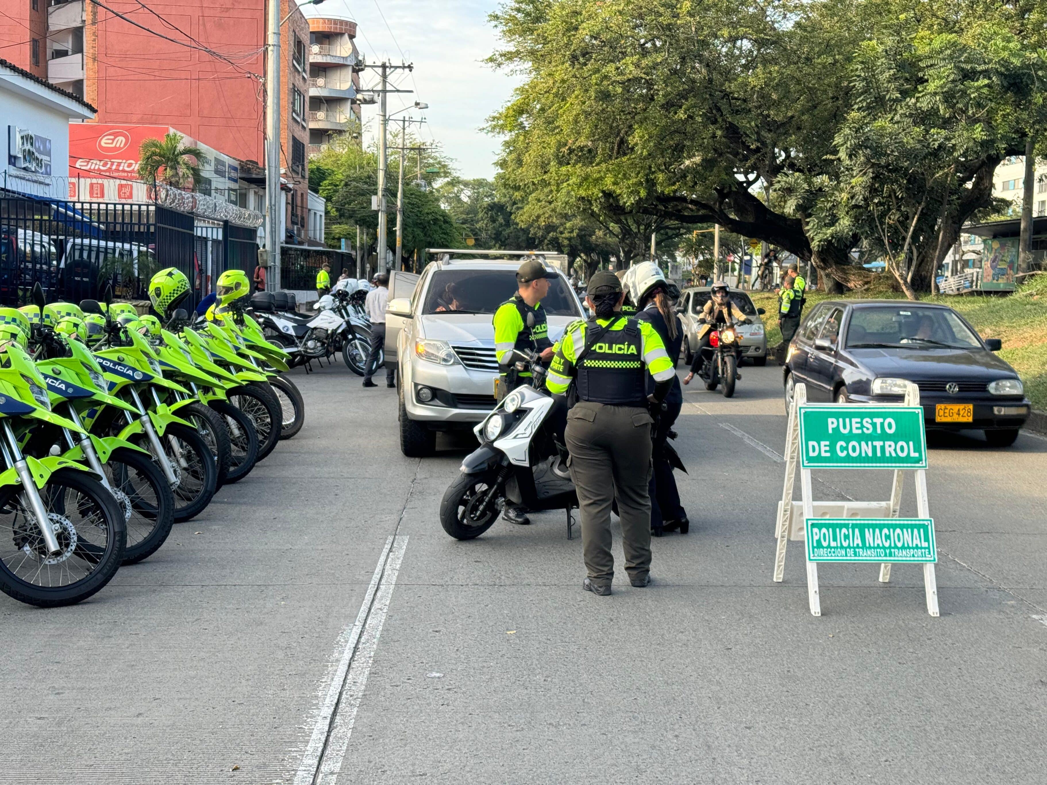 Agentes y policías de tránsito realizan en conjunto el primer operativo de control en Cali