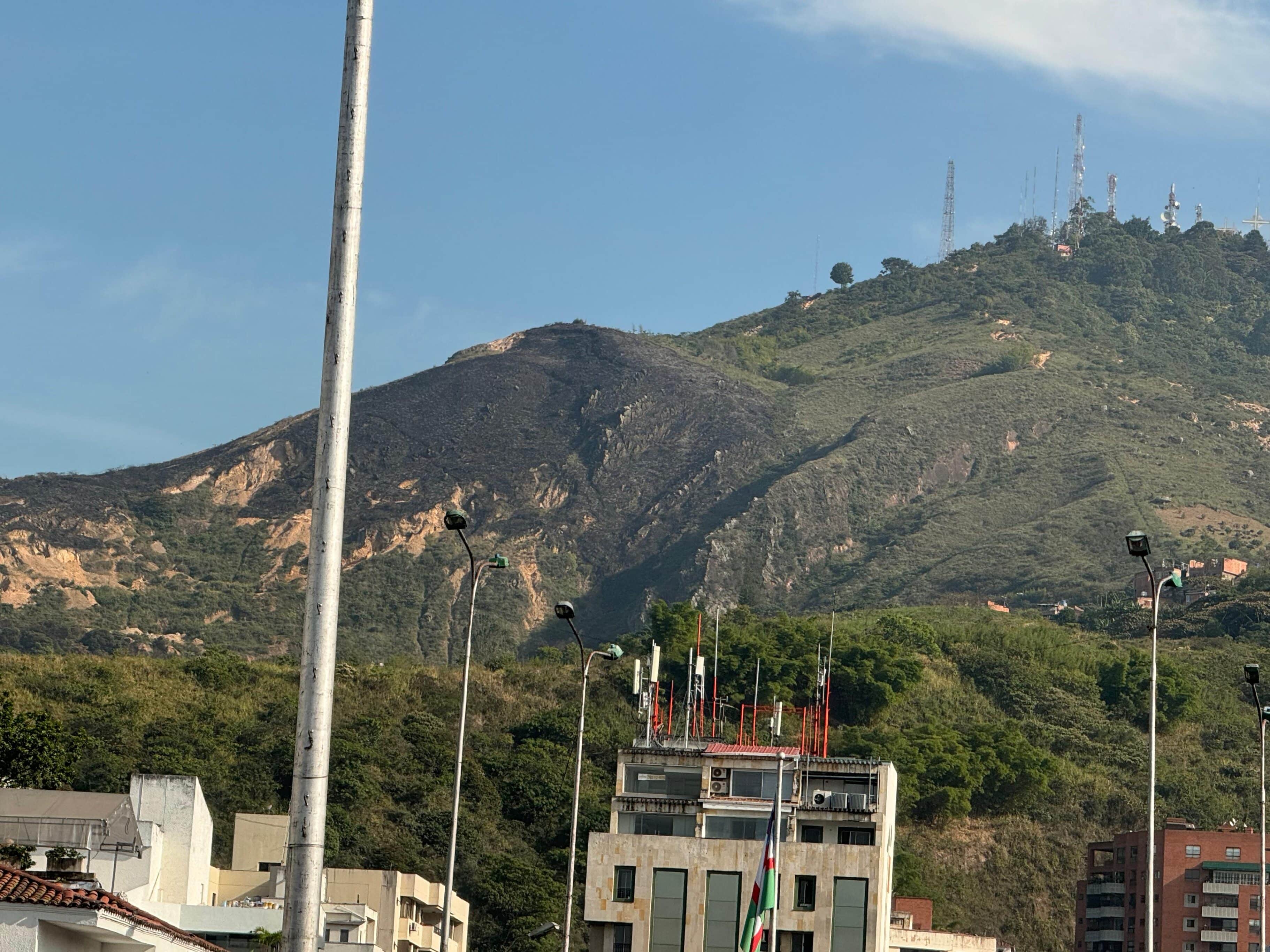 Así quedó el Cerro de Las Tres Cruces tras incendio forestal