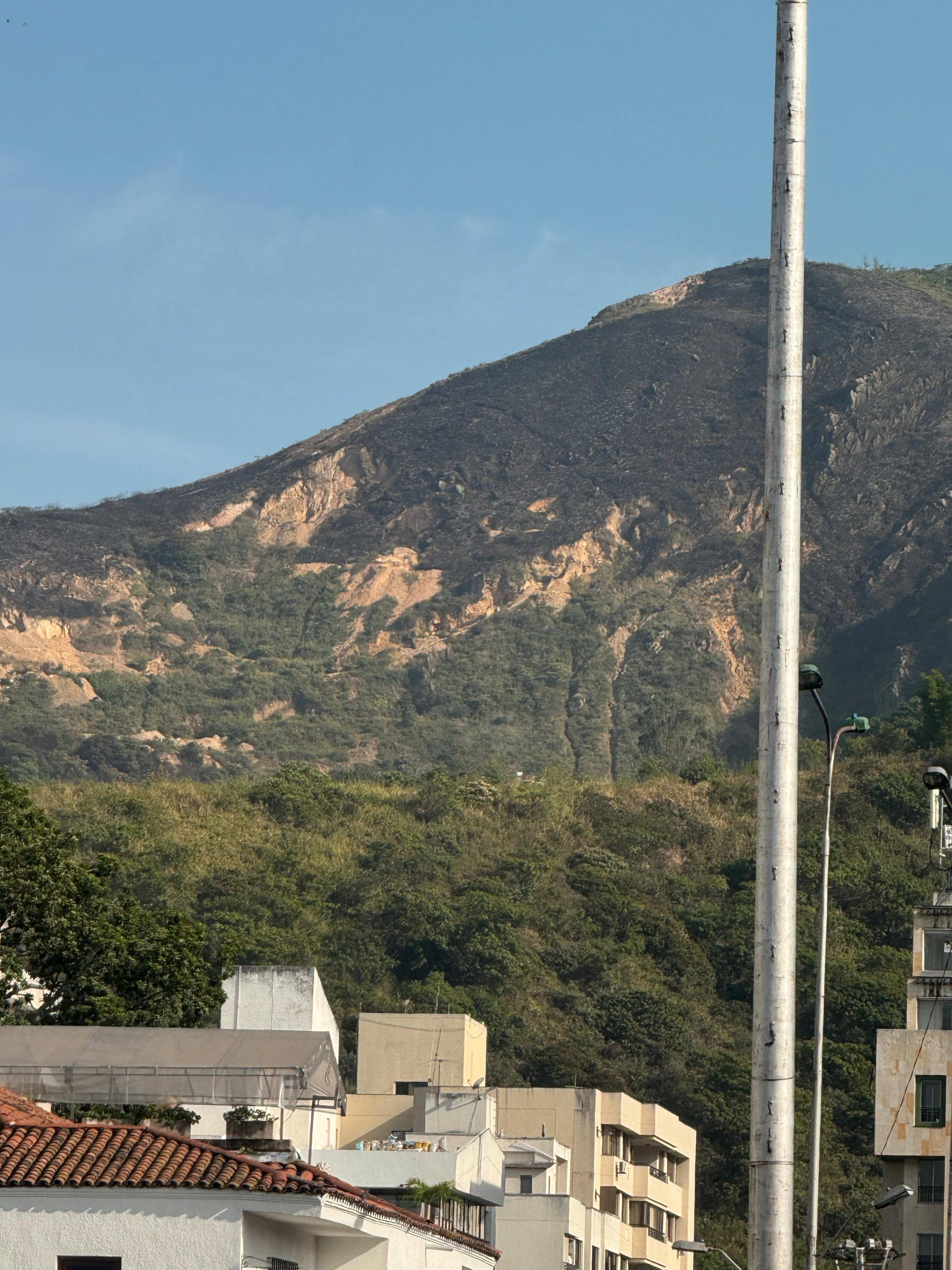 Así quedó el Cerro de Las Tres Cruces tras incendio forestal