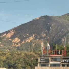 Imágenes: Así quedó el Cerro de Las Tres Cruces tras incendio forestal de este martes