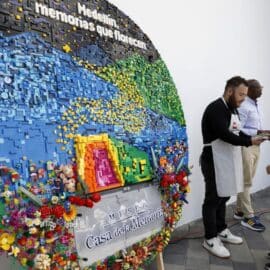 Con 15.000 piezas de lego construyen una silleta para la Feria de las Flores en Medellín
