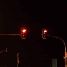 ¿Cruzar un semáforo en rojo después de las 11:00 p.m. no genera multa? Esto dice la Ley