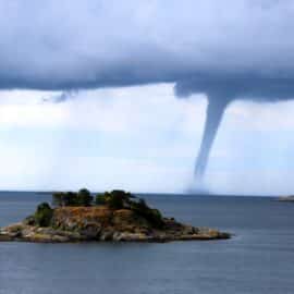 ¿Qué son las trombas marinas? Uno de los terrores de los marineros; tiene curioso origen