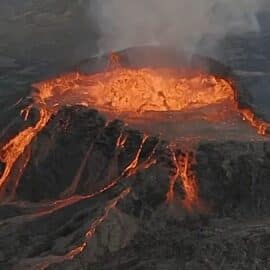 ¡Qué magnífico! Dron capta el momento en el que un volcán hace erupción (desde adentro)