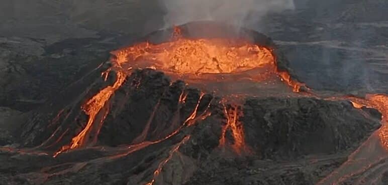 ¡Qué magnífico! Dron capta el momento en el que un volcán hace erupción (desde adentro)