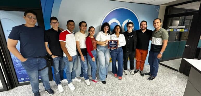 Noticiero 90 Minutos recibe reconocimiento por su labor en periodismo digital