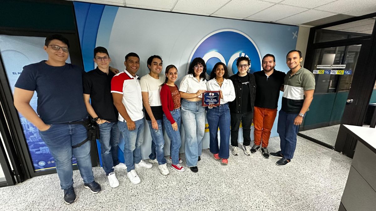 Noticiero 90 Minutos recibe reconocimiento por su labor en periodismo digital