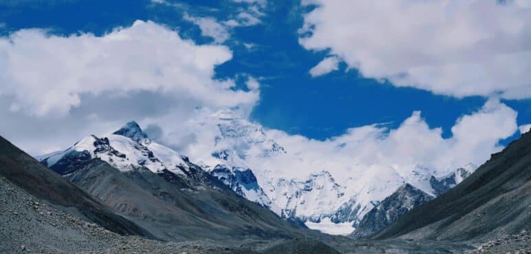 El Monte Everest se eleva aún más: el río que lo empuja a la cima del mundo