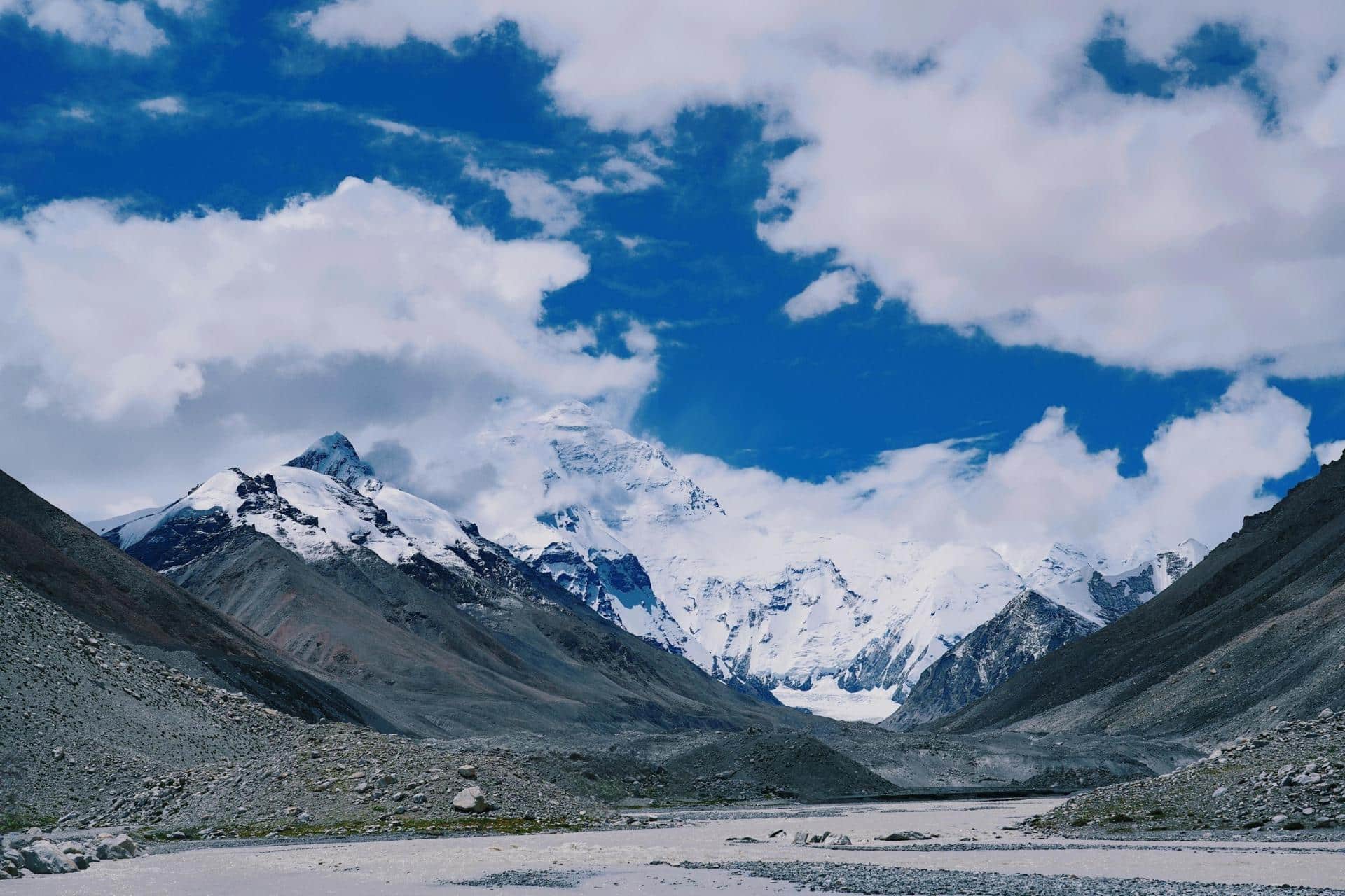 El Monte Everest se eleva aún más: el río que lo empuja a la cima del mundo